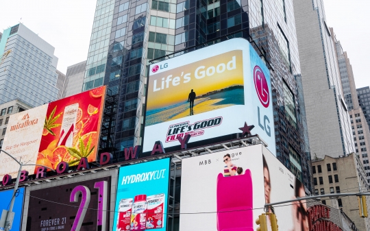 미국 뉴욕 타임스스퀘어에 위치한 LG전자 전광판에 ‘라이프 이즈 굿(Life’s Good)’ 캠페인 영화가 소개되고 있다. 사진=LG전자