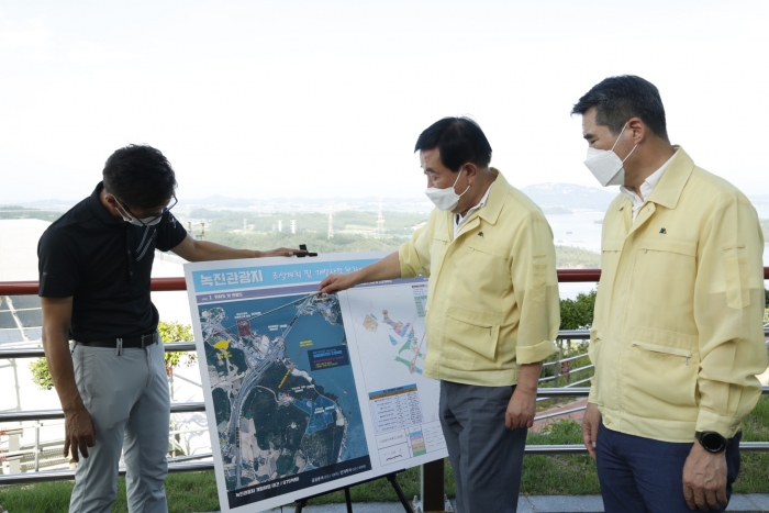 이동진 군수가 지난 26일 관계자와 함께 9월 초 명량해상케이블카 개통을 앞두고 막바지 공사가 한창인 현장을 찾아 상황을 살피고 있다.