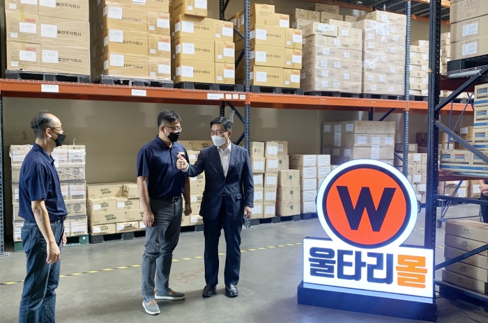 한국농수산식품유통공사 김춘진 사장(우측)이 Wooltari USA를 방문하고 울타리USA 신상곤 사장(가운데)과 얘기를 나누고 있다