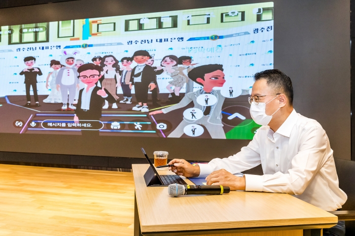 송종욱 광주은행장이 30일 MZ세대 신입직원들과 메타버스 플랫폼을 통해 디지털 소통 강화를 위한‘톡톡데이’를 진행하며 영업현장의 목소리를 청취하고 있다.