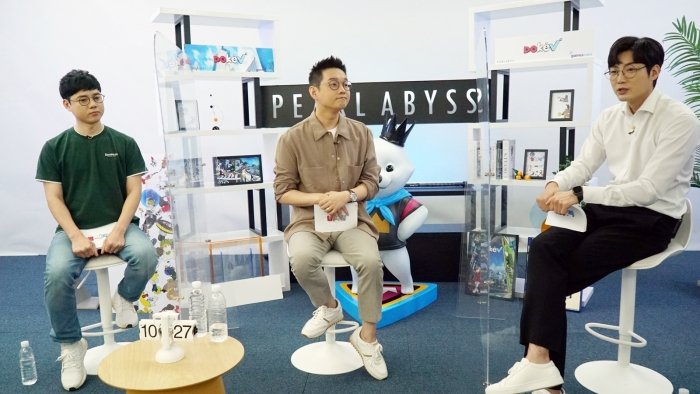 펄어비스 ‘도깨비’의 김상영 리드 프로듀서(가운데)와 남창기 게임 디자이너(왼쪽). 사진=펄어비스