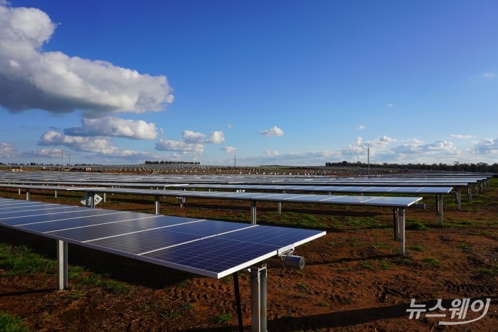 ATI가 호주에 설치해 가동중인 태양광 발전설비 모습. 하부 구조물 등에 포스코의 포스맥이 적용됐다. 사진=포스코 제공