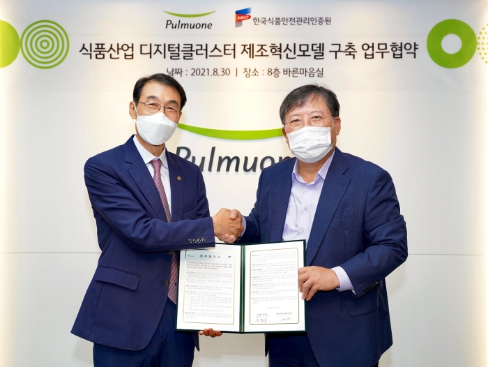 30일 서울 강남구 수서 풀무원 본사에서 열린 ‘식품산업 디지털 클러스터 제조혁신모델 구축을 위한 업무협약식’에서 이효율 풀무원 대표(사진 오른쪽)와 조기원 한국식품안전관리인증원 원장(왼쪽)이 협약 체결 후 협약서를 들고 기념 촬영을 하고 있다. 사진=풀무원 제공