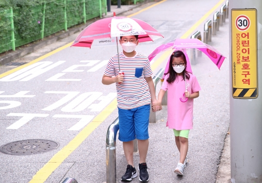 LG디스플레이는 경기 파주시 등 사업장 인근 지역 초등학교 170여곳의 1~2학년 학생들에게 빗길 교통사고 예방을 위한 투명우산을 전달한다. 사진=LG디스플레이