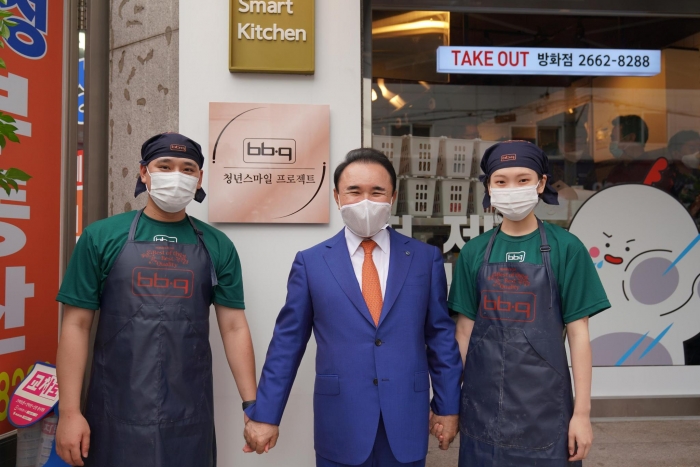 지난 1일 제너시스BBQ 청년 스마일 프로젝트 1호점인 방화점 오픈식 이후 기념 사진촬영을 하고 있다. 왼쪽부터 강태구 패밀리, 윤홍근 제너시스BBQ 회장, 김수진 패밀리. 사진=제너시스BBQ 제공