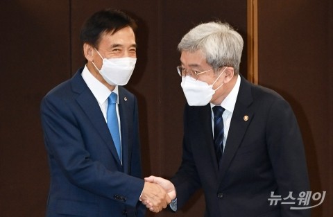 이주열과 공조 약속한 고승범, ‘전금법 개정’ 실타래 풀었나