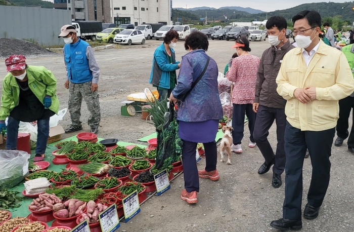 한국농수산식품유통공사 김춘진 사장(우측 첫번째)이 안성농업인 새벽시장을 찾아 추석 전 물가를 점검하고 있다.