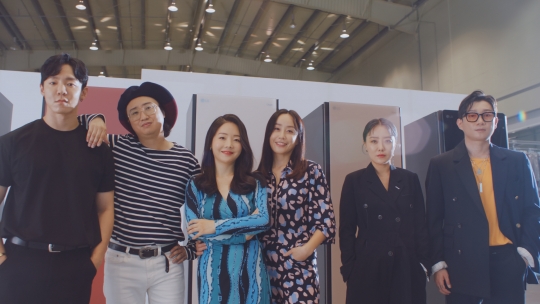 LG전자의 의류관리기 ‘LG 트롬 스타일러’를 활용한 중고 의류 업사이클링(Upcycling·새활용) 프로젝트에 참여한 디자이너들이 온라인 캠페인 영상에 출연해 자세를 취하고 있다. 사진=LG전자