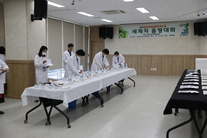 보성군이 개최한 제9회 온택트 보성세계차엑스포에서 세계차품평대회가 진행되고 있다.