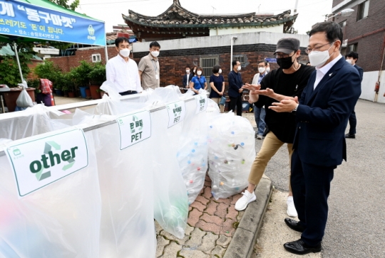 박남춘 인천시장이 6일 자원순환의 날을 맞아 동구 송림동 재활용 배출거점을 찾아 분리수거 현황 및 IoT+인공지능 기반 재활용폐기물 그린데이터 플랫폼 사업현장을 점검하고 있다.