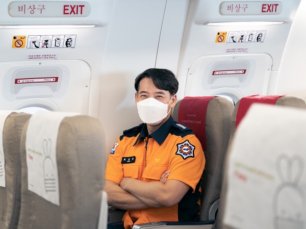 티웨이항공, 소방관 비상구 좌석 제공···기내 안전 확대 기사의 사진