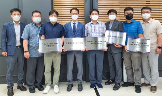 (왼쪽부터) 김주형 인하대 산학협력부단장, 유창경 산학협력단장, 나노 대기입자 SERS 기초연구실 전기준 교수, 세포교신제어연구센터 강주희 교수, 지속가능한 에너지 부품 소재 핵심연구지원센터 최진섭 교수, 건물성능연구센터 조재완 교수, Zero E-waste를 위한 친환경 소재·공정 기초연구실 심봉섭 교수, 서태범 연구혁신본부장