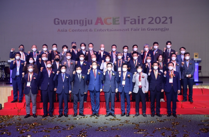 이용섭 광주광역시장이 9일 오후 서구 김대중컨벤션센터에서 열린 2021 광주 에이스페어(Asia Content & Entertainment Fair) 개막식에 참석해 내빈들과 기념촬영을 하고 있다./광주광역시 제공
