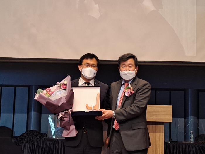 광주광역시 박남언 시민안전실장이 한국정책대상 ‘정책상’을 대리 수상하고 있다.