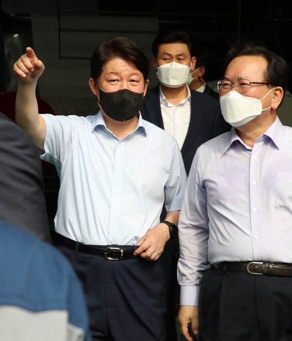 권영진 대구시장(왼쪽)과 김부겸 국무총리(오른쪽)(사진제공=대구시)