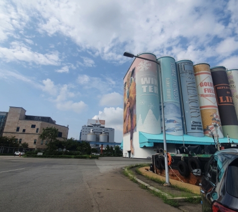 인천항만공사, 내항 5곳에 로고라이트 설치···“항만 내 안전사고 예방”