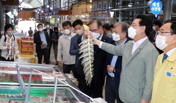 김영록 전라남도지사가 권칠승 중기부장관, 이개호 더불어민주당 국회의원, 김준성 영광군수 등과 함께 13일 영광 터미널시장을 방문해 추석대비 전통시장 점검 및 상인들을 격려하고 물품을 구입하고 있다.