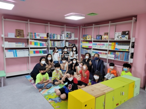 iH, ‘꿈의 책방 9호점’ 개소