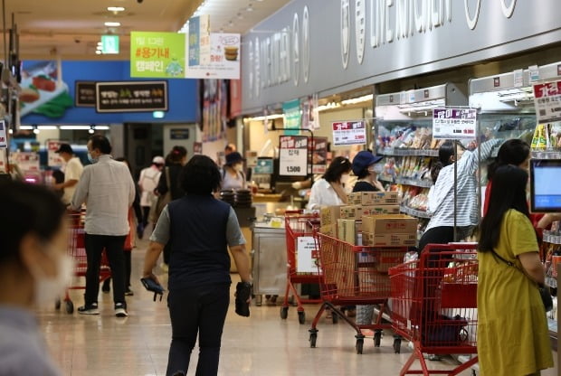 한 대형마트에서 소비자들이 장을 보고 있다. 사진=연합뉴스 제공