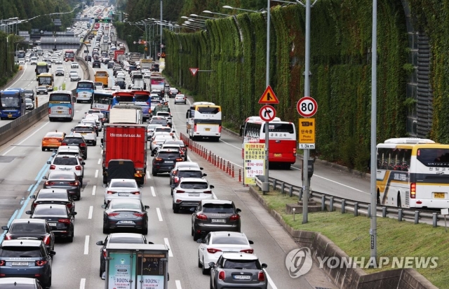 추석연휴 둘째날 고속도로 정체···귀성길 오후 4시 최대 혼잡
