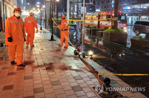 태풍 '찬투'에 가로등 넘어지고 도로 잠기고···인명피해는 없어
