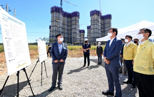박남춘 인천시장(가운데)이 17일 서구 원당-태리간 광역도로 착공 현장을 방문해 사업현장을 점검하고 있다.