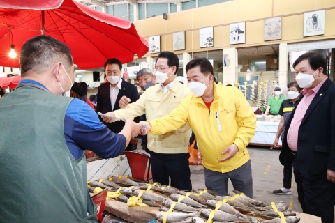 구충곤 화순군수, 추석맞이 전통시장 방문 ‘장보기 행사’