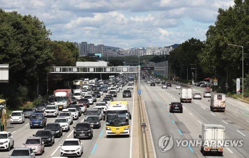 추석연휴 둘째 날, 고속도로 정체···서울-부산 5시간 20분