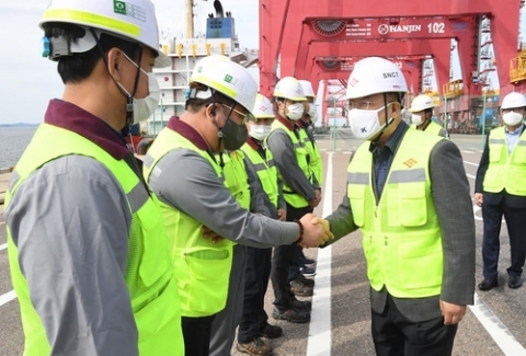 홍남기, 임시선박 12척 투입···“수출입 물류 애로 총력 대응”