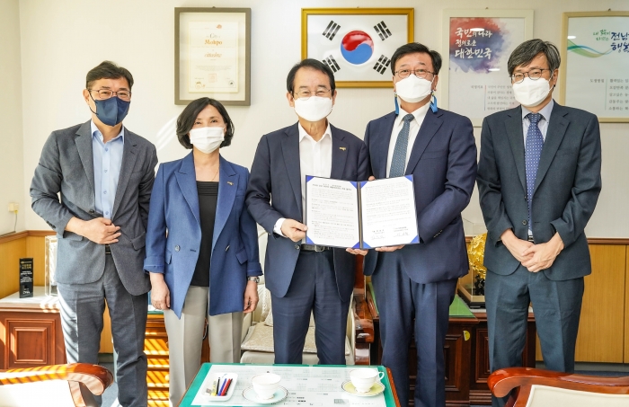 목포시가 27일 ‘2021년 공공 어린이 재활의료센터’ 건립사업의 성공적 추진을 위해 목포중앙병원과 업무협약을 체결하고 있다.