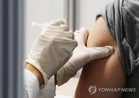 ‘부스터샷’ 오늘부터 시작···코로나19 치료병원 종사자가 첫 대상
