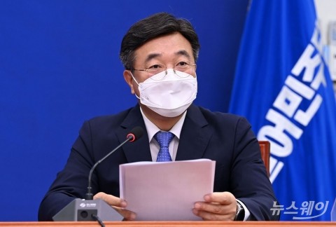 윤호중 “손중성·김웅 수준 떨어지는 발뺌···국민 기만”