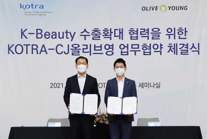 CJ올리브영이 29일 오전, KOTRA와 K뷰티 수출 활성화를 위한 업무협약을 체결했다. 정윤규 CJ올리브영 경영지원담당 상무(오른쪽)와 김상묵 KOTRA 혁신성장본부장이 기념 촬영을 하고 있다. 사진=CJ올리브영 제공