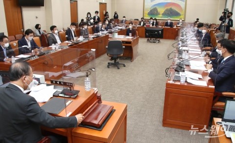 “대장동 공방에 금융 현안 외면”···정무위, ‘금융사 CEO’ 국감 소환 불발