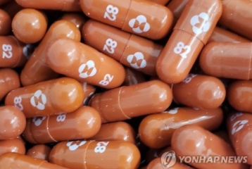 美머크 “코로나19 알약 치료제, 입원률 50% 낮춰···조속히 승인 신청”