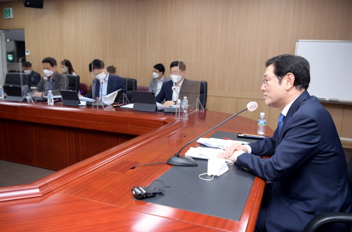 이용섭 광주광역시장이 1일 오후 시청 영상회의실에서 열린 인공지능산업위원회 회의에 참석해 인사말을 하고 있다./광주광역시 제공