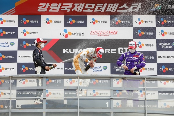 CJ대한통운 슈퍼레이스 챔피언십 GT 클래스 4R 시상식. (사진 가운데 김규민, 오른쪽 이창욱). 사진=슈퍼레이스 제공