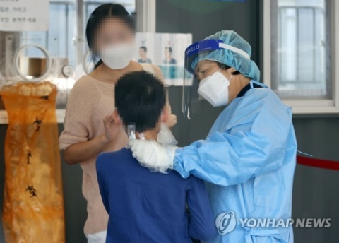 오후 9시까지 전국서 3281명 코로나19 확진···전날보다 52명 늘어