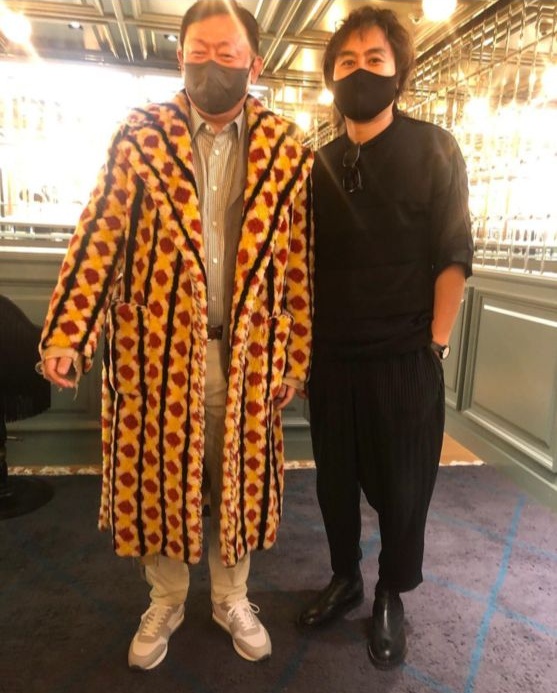 “신동빈 회장이 신은 운동화가 97만원이 아니었어?” 기사의 사진