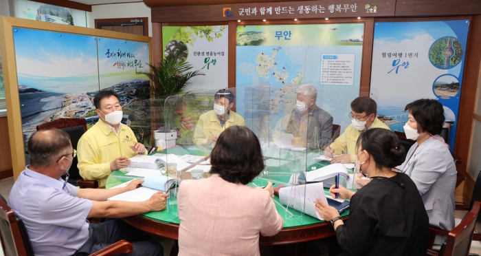 김산 군수가 지난달 28일부터 5일 간 가진 2022년도 주요업무보고회를 주재하고 있다. 주요업무보고회는 부군수, 실과소장, 담당 팀장 등 주요 간부 공무원이 참석한 가운데 민선7기 주요역점 시책사업의 성공적 마무리와 지역발전을 위한 신규 시책사업의 발굴에 무게를 두고 진행됐다.