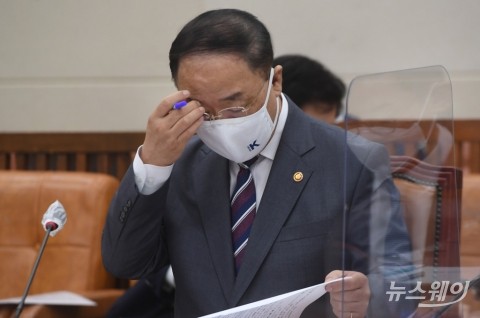 홍남기 “디지털세, 세수에 플러스···환율, 필요시 안정화 조치”(종합)