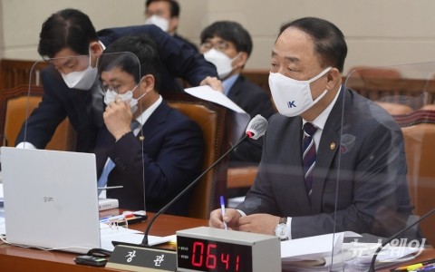 홍남기 “매출 크게 늘어난 소상공인은 지원금 환수 조치”