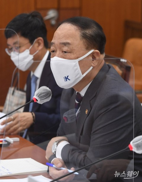 홍남기 “디지털세, 세수에 소폭 플러스···물가 2% 넘을 수도”