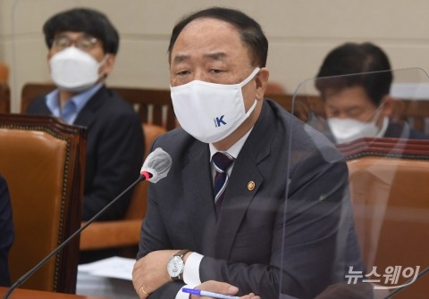 홍남기 “가계부채 보완대책, 총량관리·DSR 강화 담는다”