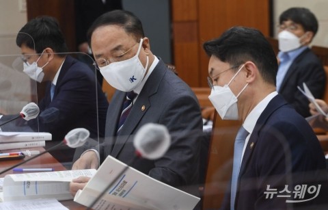 홍남기 “지역화폐, 국고지원 줄이고 지자체가 발행해야”