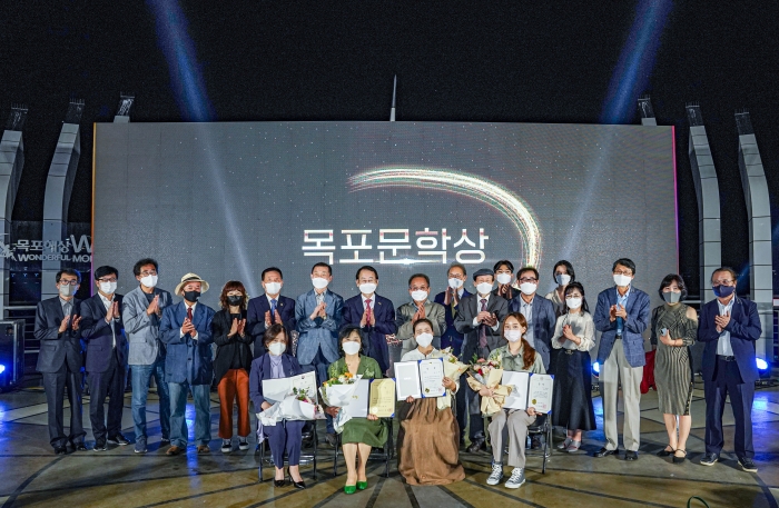 목포시가 목포문학상 시상식을 진행한 뒤 기념촬영하고 있다.