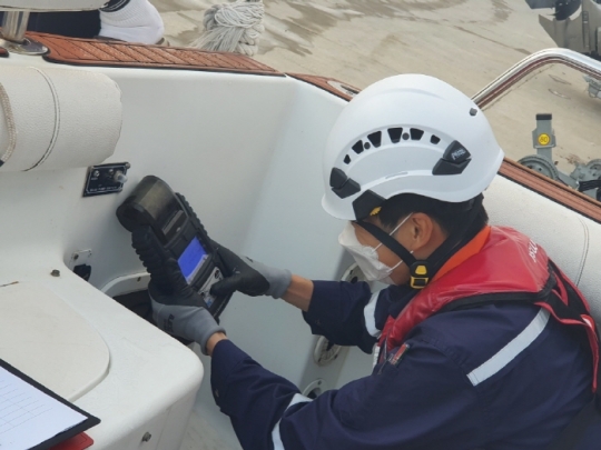 한국해양교통안전공단(KOMSA) 선박검사원이 지난 9월중 충남 태안 영목항에서 축전지 복합 진단기를 활용해 수상레저기구를 점검하고 있다.