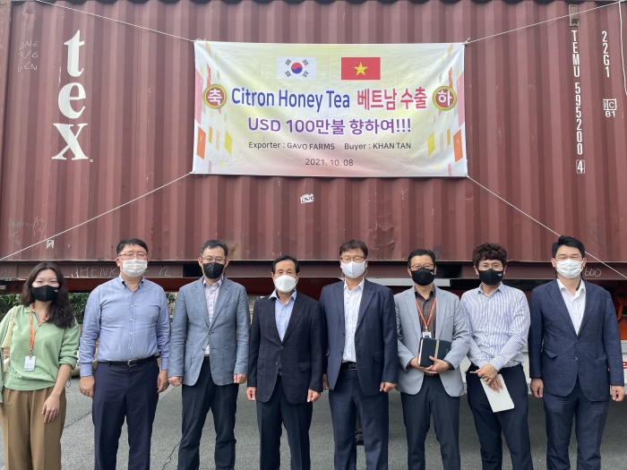 전남테크노파크가 지원하고 있는 ㈜가보팜스가 10월 8일 주력제품 “꿀 유자차” 베트남 수출 선적식을 개최하고 있다.