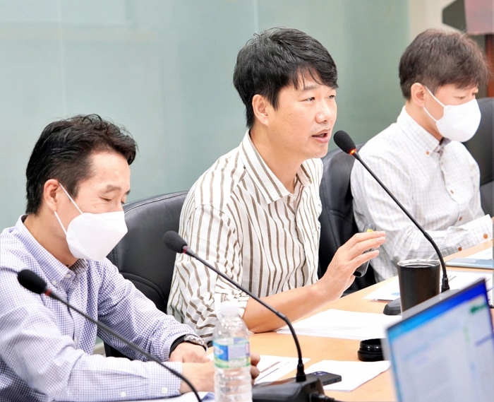 김태욱 대표이사(중앙), 김성현 대표이사(사진 좌측). 사진=아이패밀리에스씨 제공