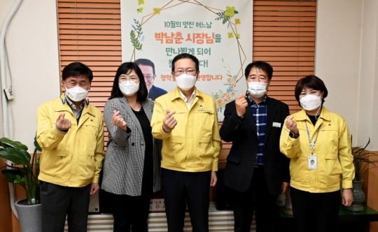 20일 박남춘 인천시장이 연수구 청학동행정복지센터를 방문해 주민대표와 간담회를 마친 뒤 기념촬영을 하고 있다.